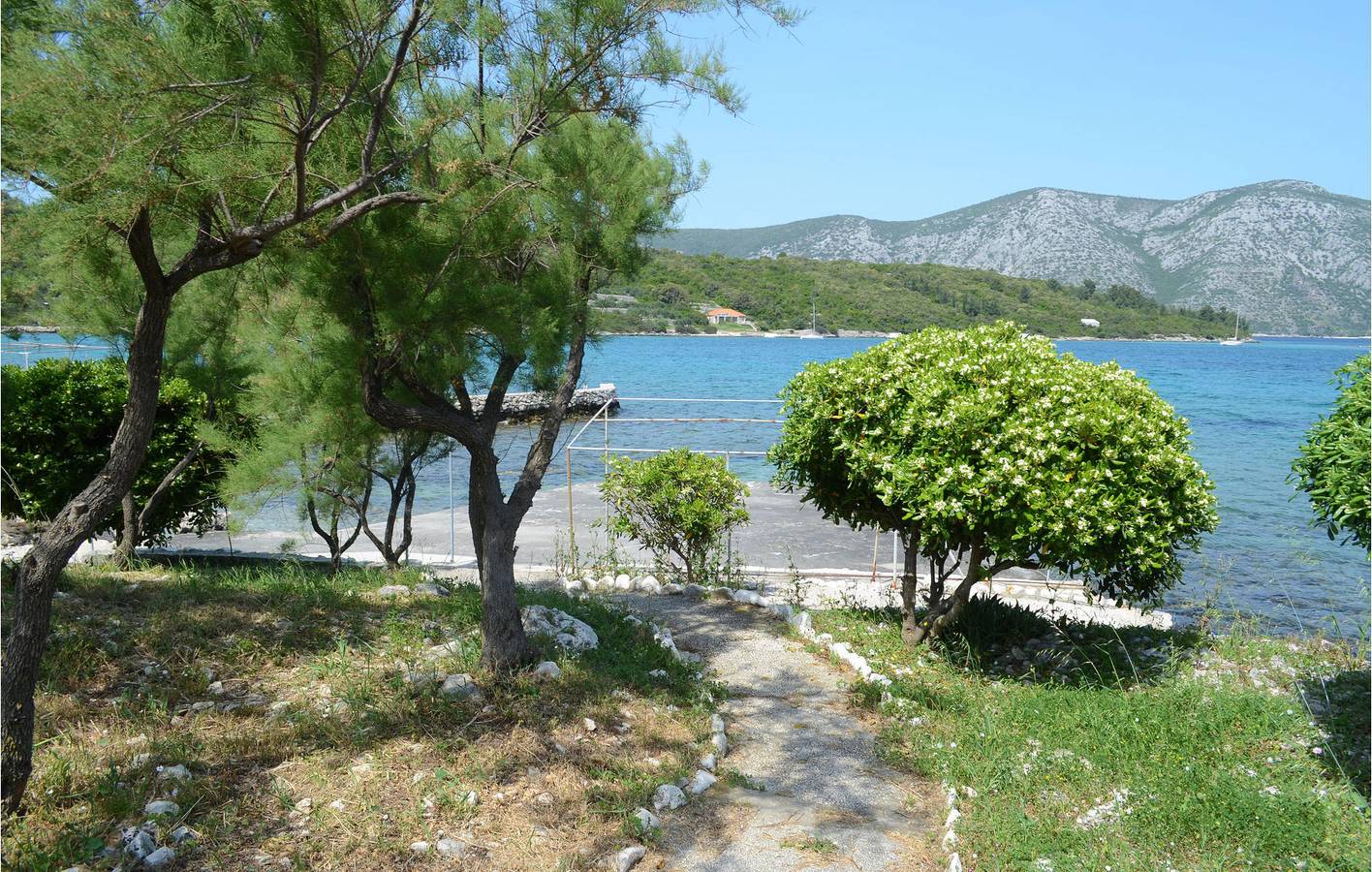Ganze Ferienwohnung, Charmantes 200 m vom Strand entferntes Apartment mit Terrasse und Parkplatz in Račišće (Dalmatien), Korcula