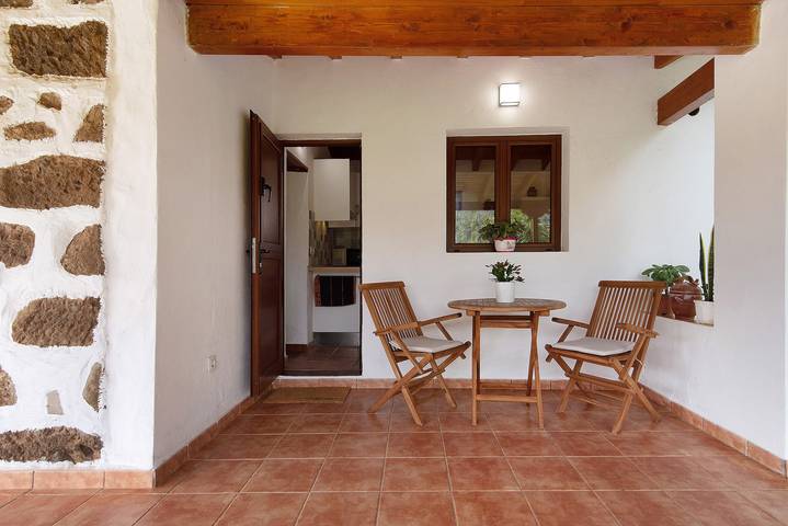 Apartamento entero, Apartamento de vacaciones 'La Casita De La Abuela Paula' con vistas al mar, terraza privada y Wi-Fi in Zumacal, Valleseco