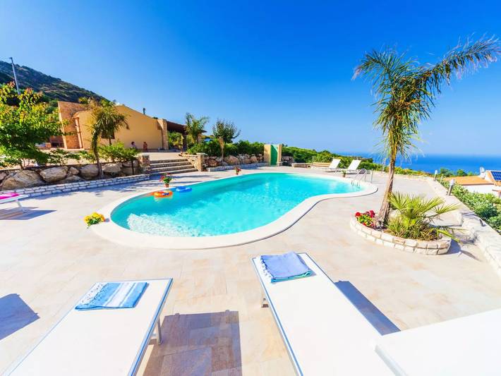 Location de vacances pour 6 personnes, avec piscine et jardin à Scopello