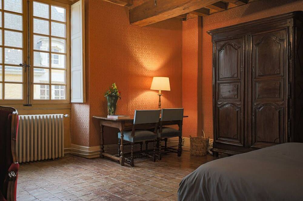 Double Family Suite 25M2+30M2, 6 persons 1 living room, 1 bathroom  in Durtal, Valle del Loira