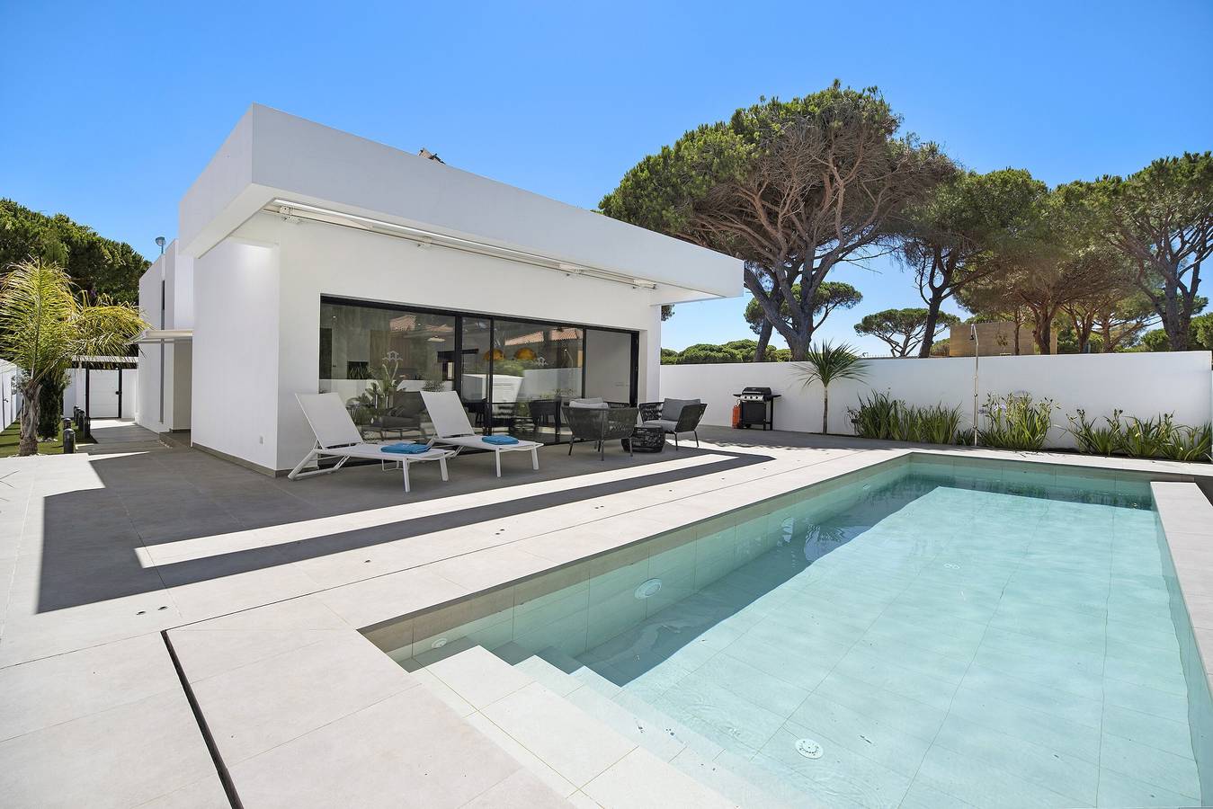 Luxury "Manuela Sea Villa" with Infinity Pool, Air Condition, Fitness Area & Wi-Fi in Sancti Petri, Chiclana de la Frontera