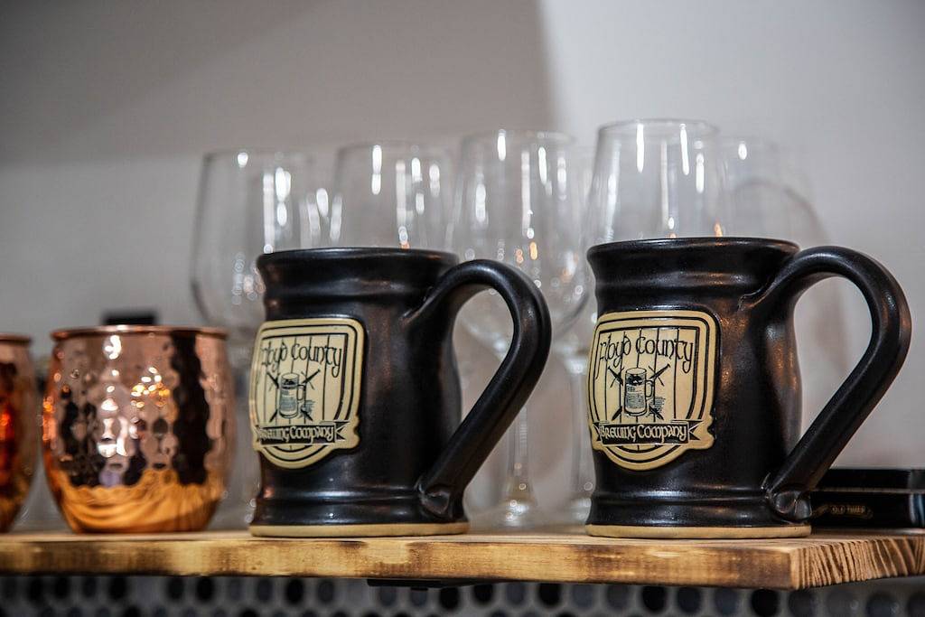 Modern downtown 4-Br/3 bath spacious home with free on site parking, sleeps 10 in New Albany, Indiana