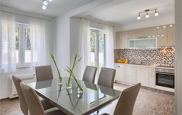 Amplio apartamento de 2 dormitorios con piscina, cerca de la playa de Havajka in Banjole, Costa sur de Istria