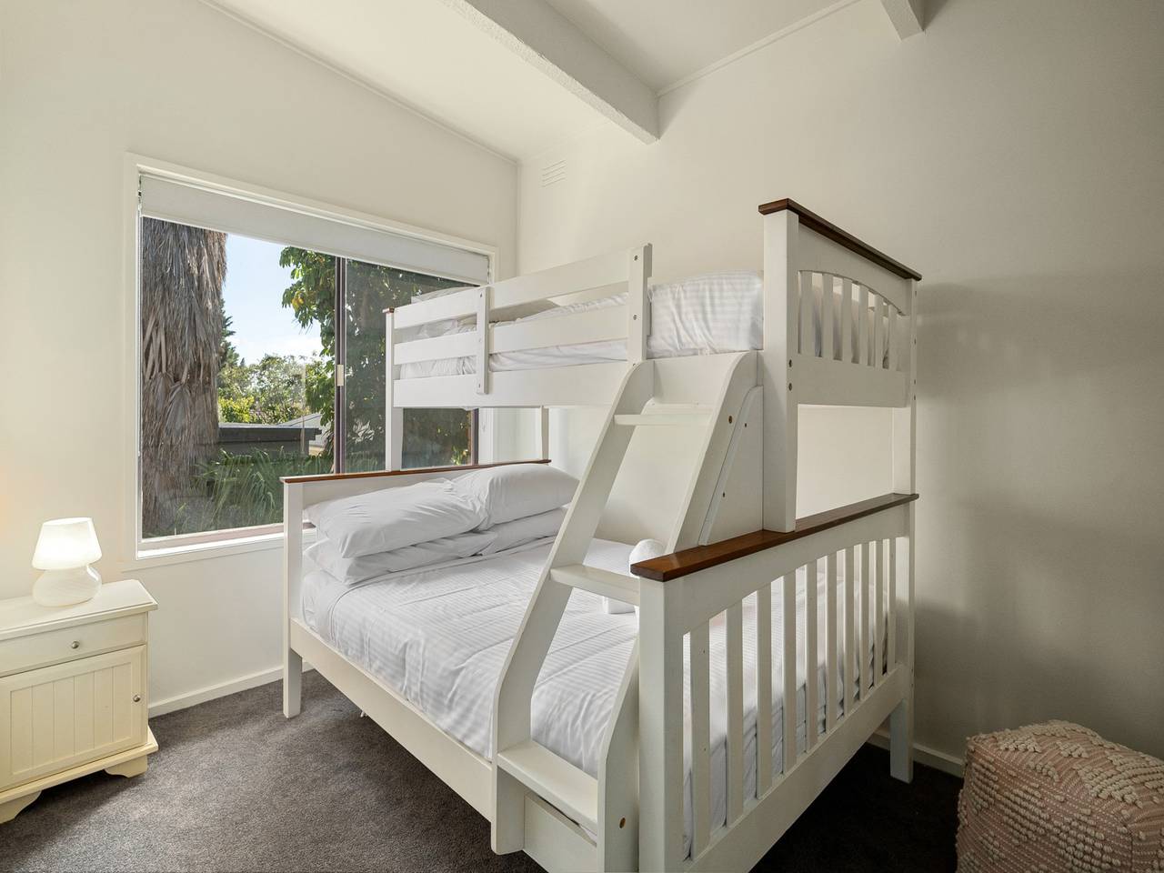 Entire apartment, Spacious 4-Bed Home 5-min from the Beach in Melbourne, Mornington Peninsula