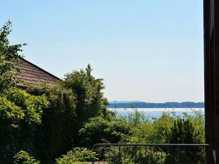 Ferienwohnung für 3 Personen, mit Seeblick und Balkon sowie Sauna, kinderfreundlich in Chieming