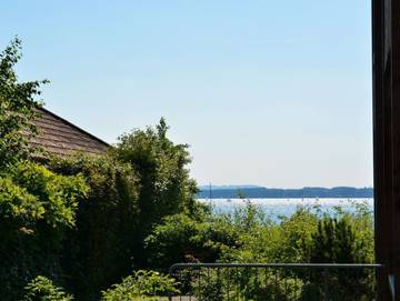 Ferienwohnung für 3 Personen, mit Balkon und Seeblick sowie Sauna, kinderfreundlich in Chieming