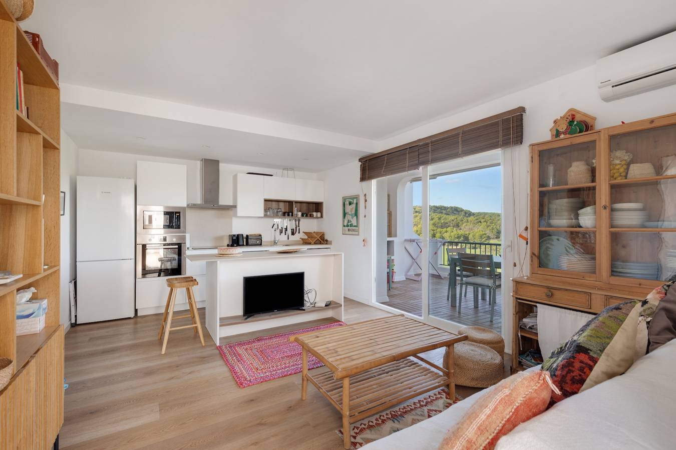 Apartamento entero, Apartamento 'Golf' con vistas a la montaña, Wi-Fi y aire acondicionado in Son Parc, Es Mercadal
