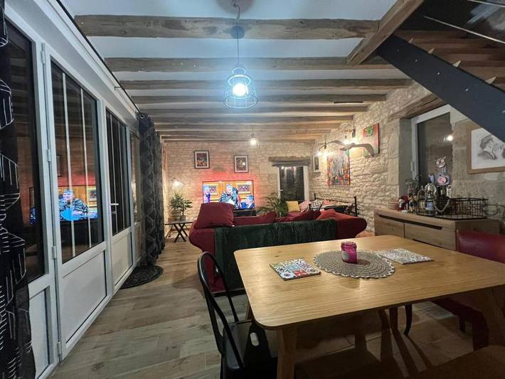 Location de vacances pour 5 personnes, avec terrasse et piscine ainsi que jardin et vue dans Courchamps