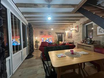 Gîte pour 5 personnes, avec terrasse et piscine ainsi que jardin et vue dans Courchamps