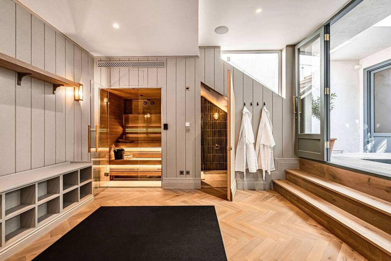 Luxury 6-Bed Mansion | Gym | Sauna | Pool | Ac in Hammersmith and Fulham, London