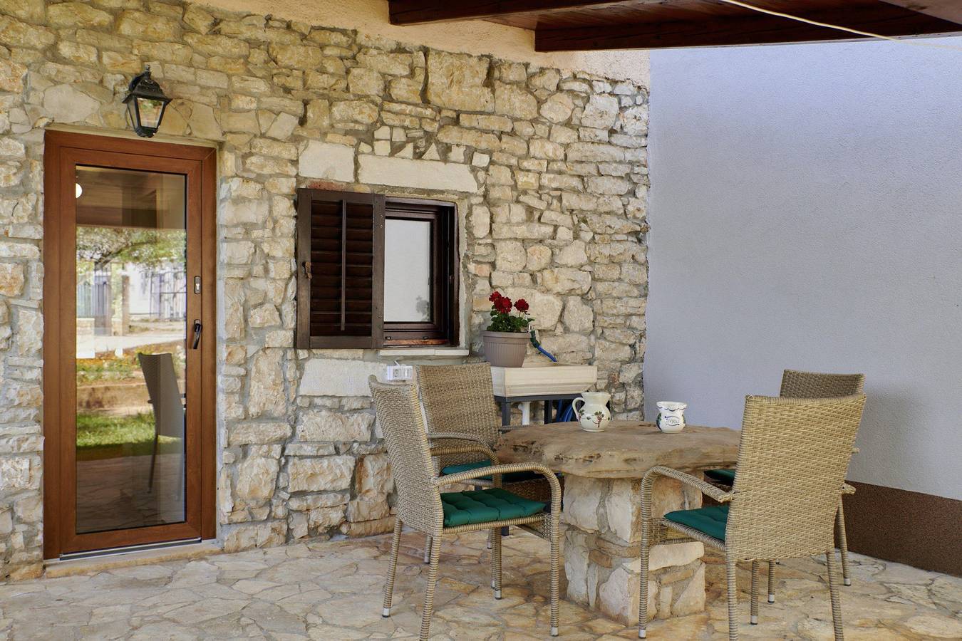Ferienhaus Orihi * 2000 m2 eingezäunter Garten, überdachte Terrasse in Barban, Südküste Istrien