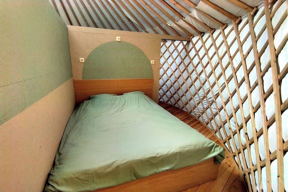 L'olivier is a magnificent yurt just a 10-minute walk from Pairi Daiza. in Brugelette, Hainaut