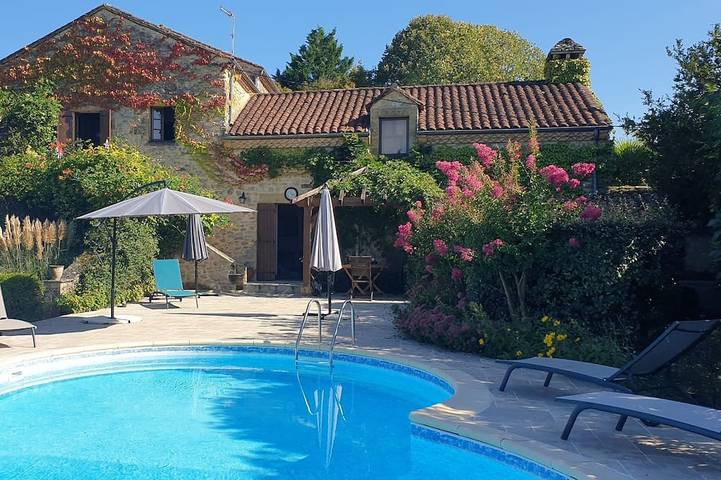 Location de vacances pour 10 personnes, avec terrasse et jardin à Carves