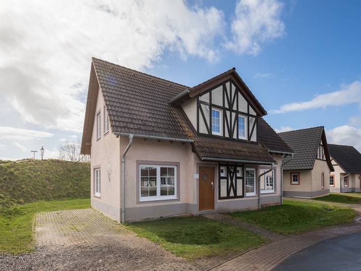 Villa pour 10 personnes, avec jardin ainsi que terrasse et piscine, animaux acceptés - 1