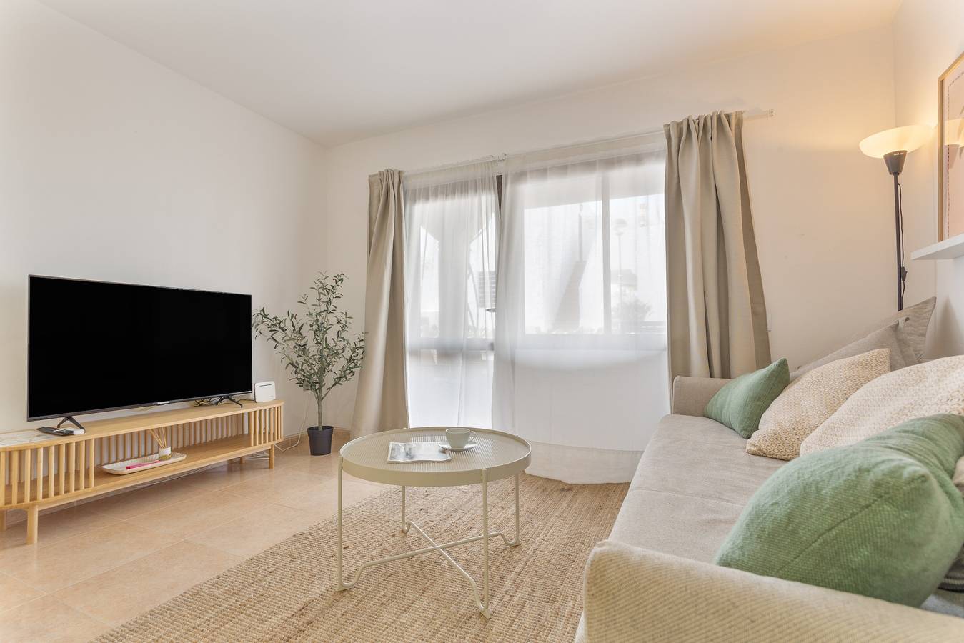 Apartamento entero, Vacaciones 'Oasis Duna - Casa Amanay' con piscina compartida, terraza privada y Wi-Fi in Corralejo, La Oliva