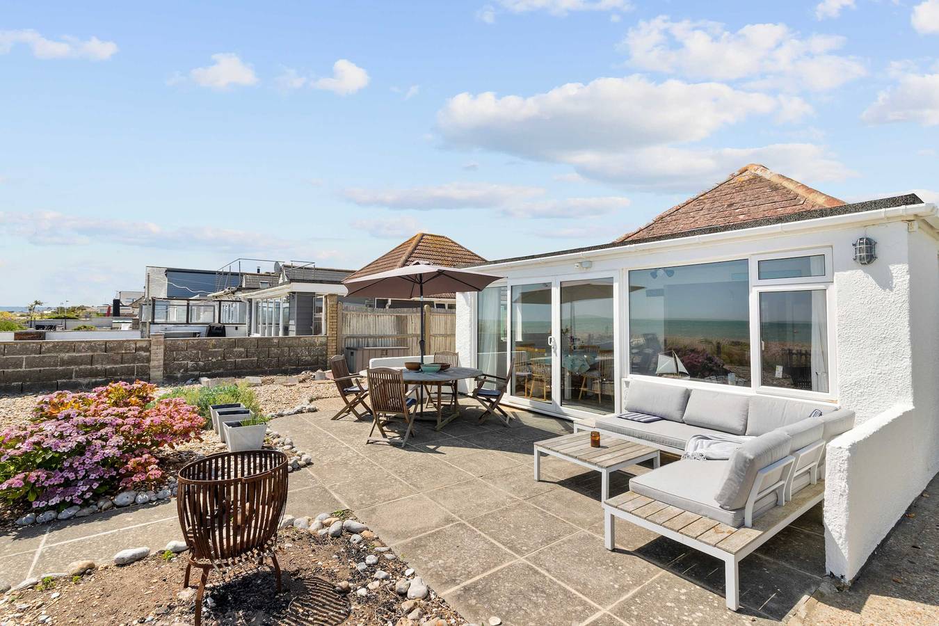 Oceanfront Bungalow w/ Bbq & Stunning Sea Views in Pevensey, East Sussex