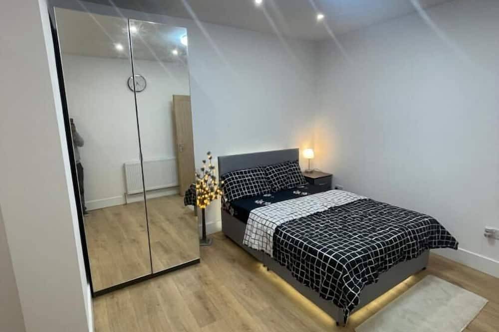 Bed And Breakfast for 2 People in Newham, London