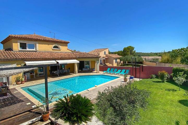 Location de vacances pour 8 personnes, avec Terrasse et Jardin à Villetelle