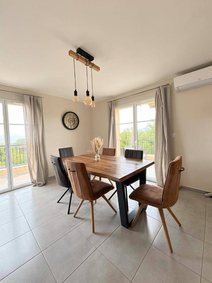 Location de vacances pour 6 personnes, avec vue ainsi que jardin et piscine à Lavatoggio - 3