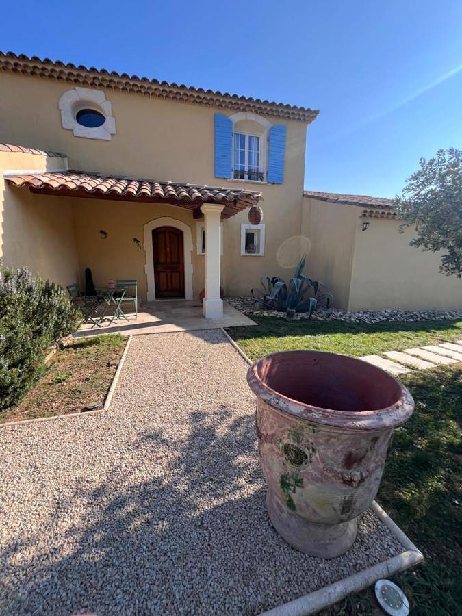 Chambre d’hôte pour 2 personnes, avec Terrasse et Jardin ainsi que Piscine et Vue