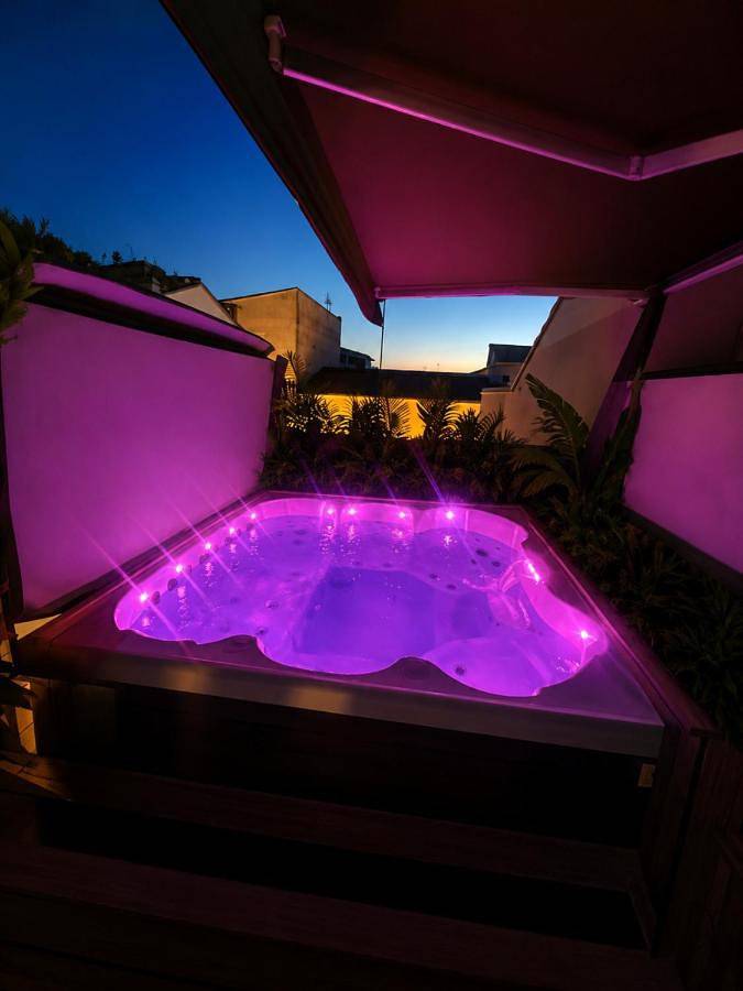 Location de vacances pour 7 personnes, avec Balcon et Terrasse ainsi que Jacuzzi et Jardin dans Gare Du Grau Du Roi