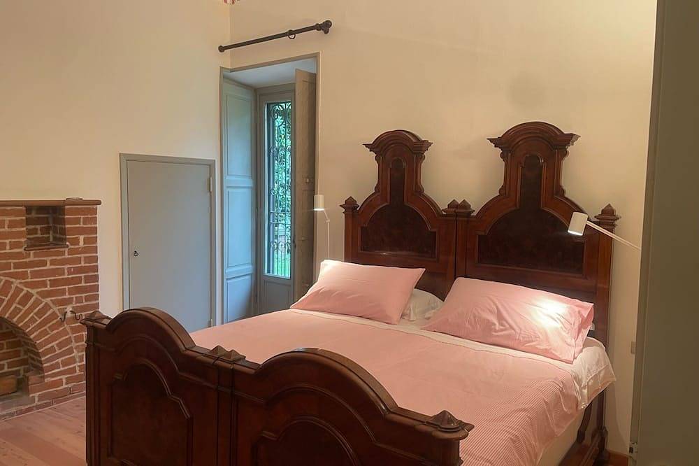 Entire apartment, Cosy Northern Italian country retreat w/shared pool and Ac in Barzanò, Brianza