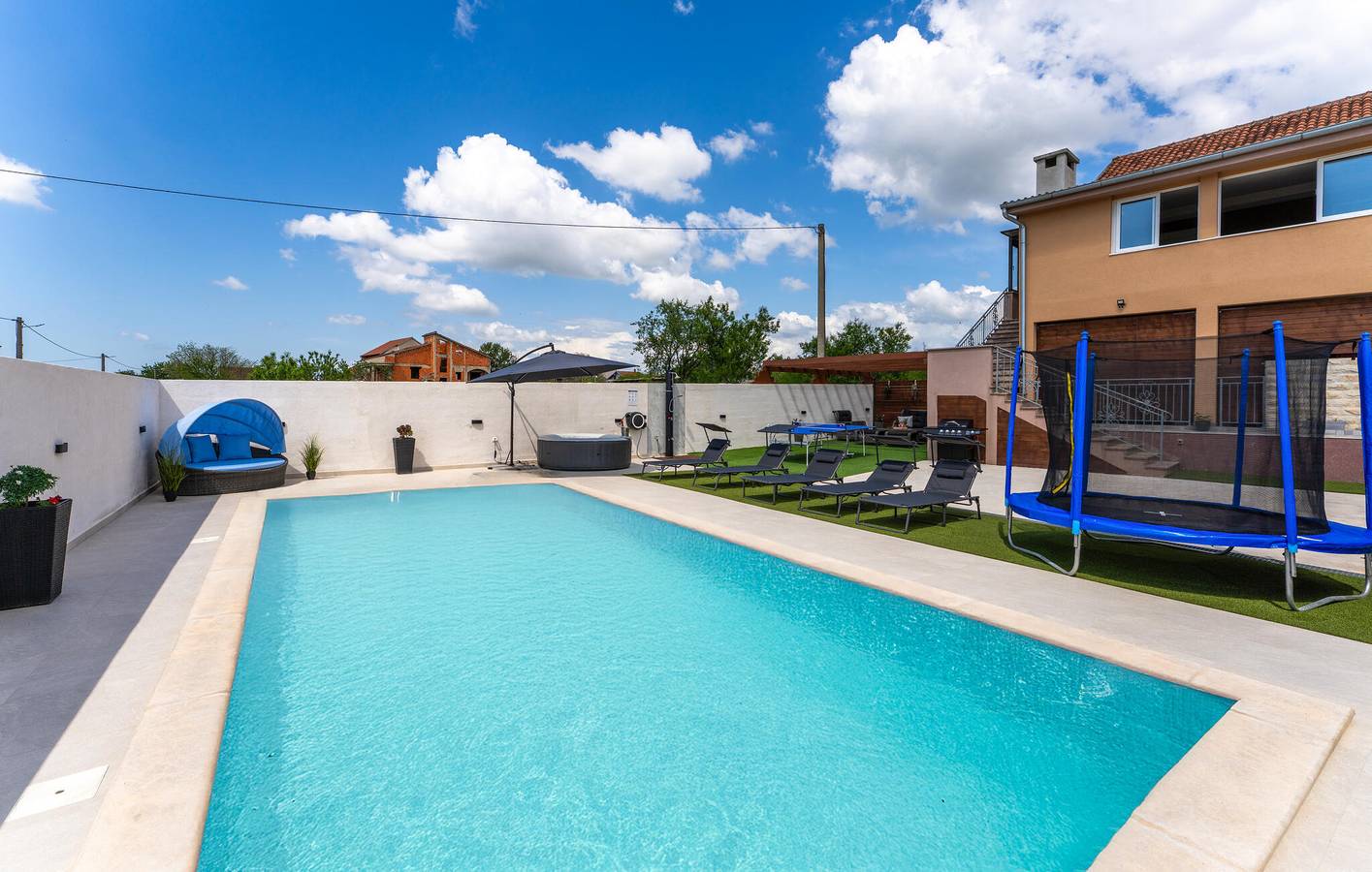 Entire holiday apartment, Holiday apartment for 8 people with pool in Zadar