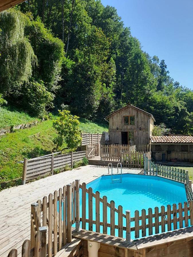 Gîte pour 6 personnes, avec vue ainsi que piscine et jardin à Nistos