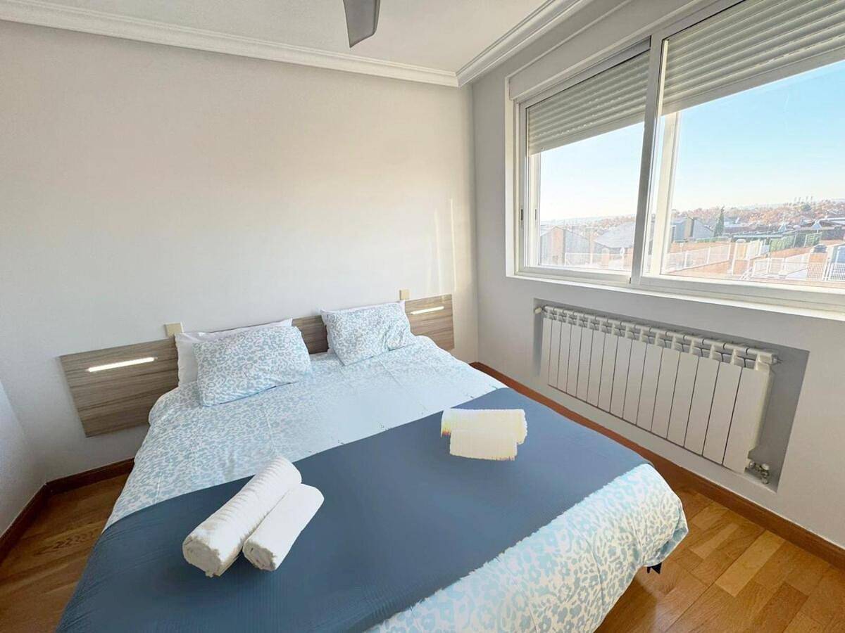 Appartement entier, Madrid Luxe Oasis 4 Bedroom with Terrace & Pool in Torrejón de Ardoz, Área Metropolitana de Madrid