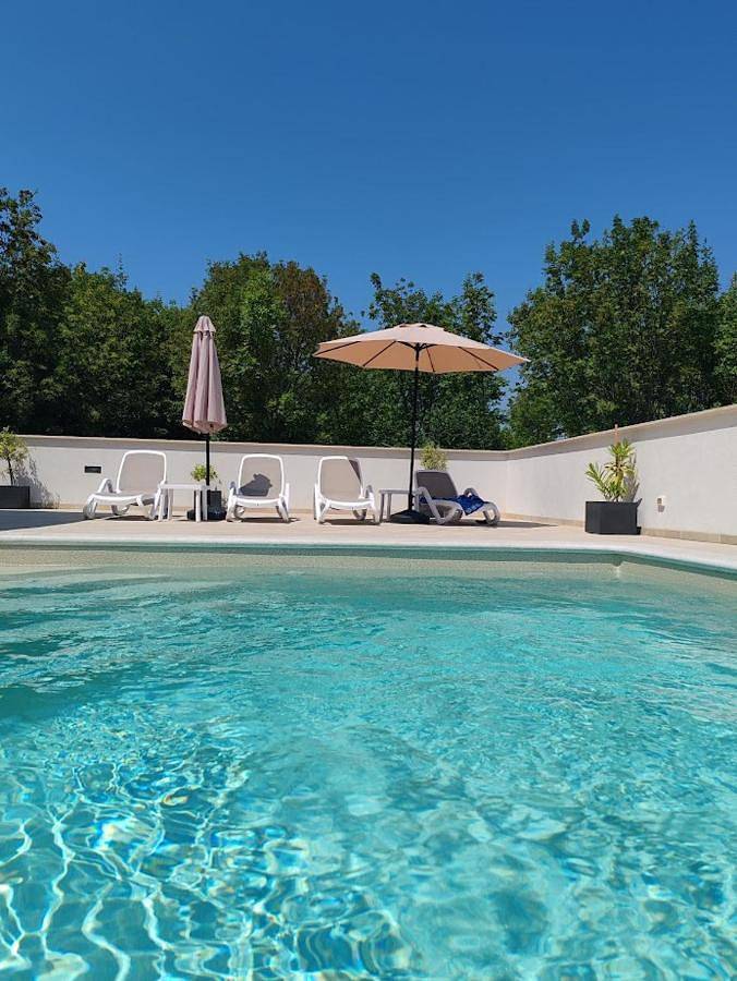 Ferienwohnung für 4 Personen, mit Balkon und Terrasse sowie Garten und Pool