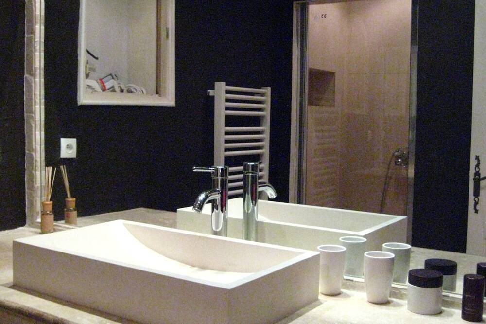 Magnificent Bastide in the heart of alpilles, quiet absolute, exceptional position, private Tennis, Swimming pool warmed 7 rooms 4 bathrooms in Tarascon, Arles region