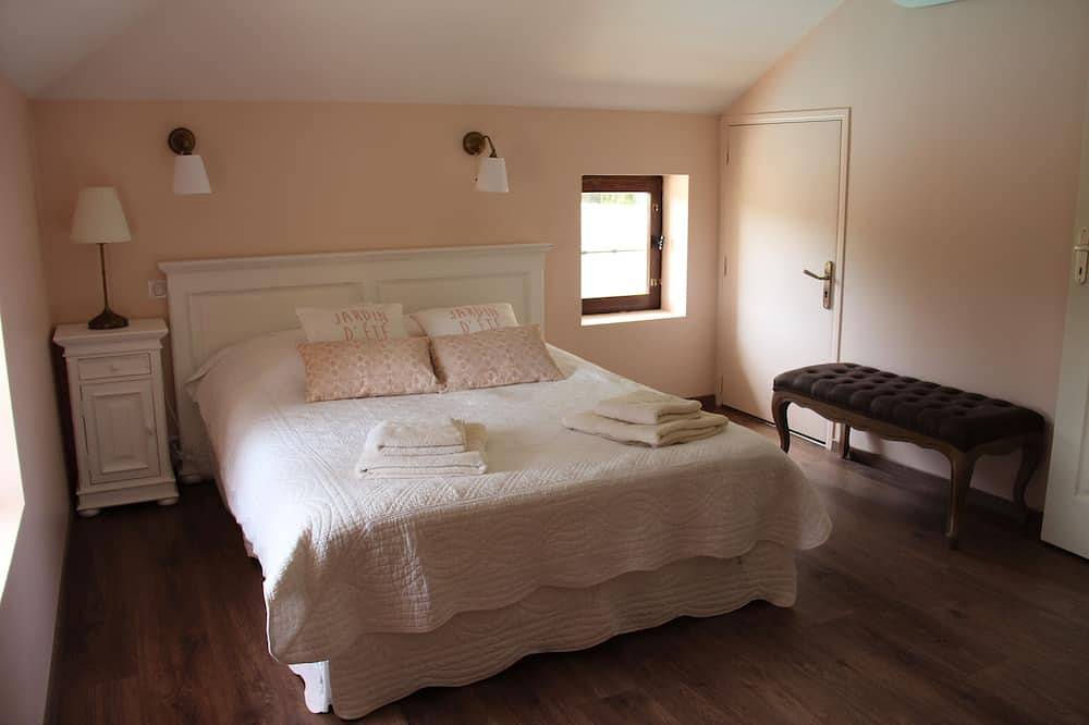 Maison en pierre rénovée avec piscine, calme en pleine nature, climatisée, wifi in Montcabrier, Quercy