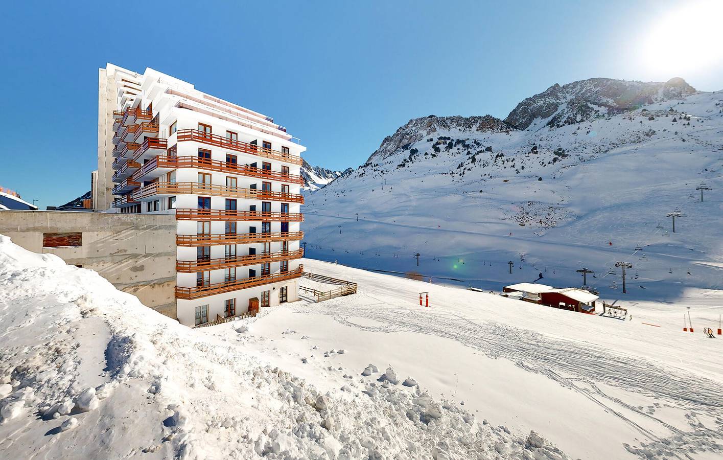 Ganze Ferienwohnung, Gemütliches Ski-Apartment mit Parkplatz, 100m zur Piste in La Mongie, Bagnères-de-Bigorre