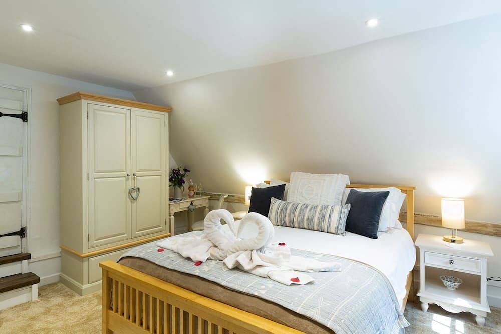 Hot tub, masseuse, private chef, pizza oven, fire place and dog friendly in Suffolk