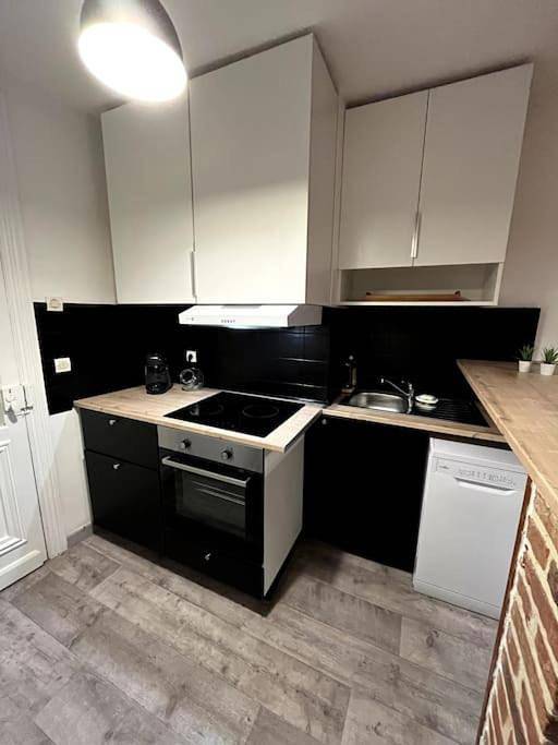 Appartement entier, Three-Bedroom Apartment in Valenciennes, Région de Valenciennes
