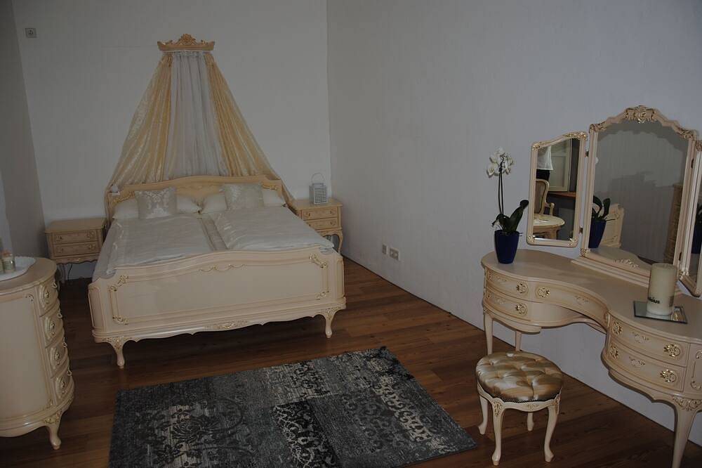 Fabulous apartment in the east wing of the historical castle Wiesenburg in Wiesenburg/ Mark, Fläming Heath