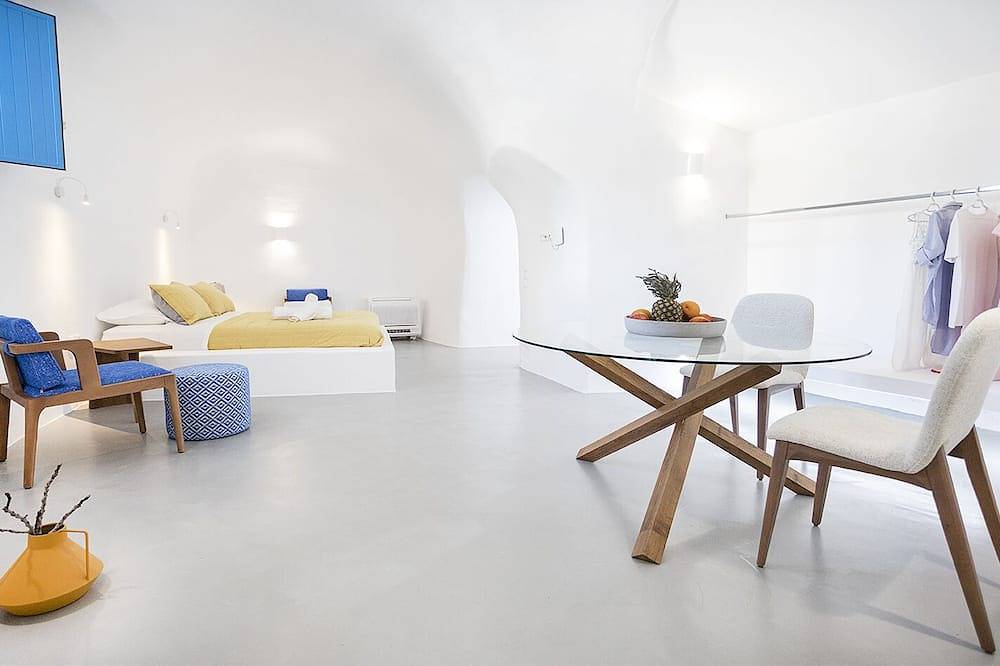 Entire apartment, Anna's Cave suite with Indoor and Outdor  Jacuzzi and Sea view. in Firostefani, Thera