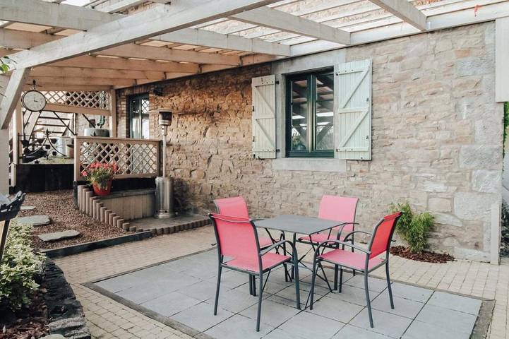 Location de vacances pour 6 personnes, avec vue et terrasse à Wéris