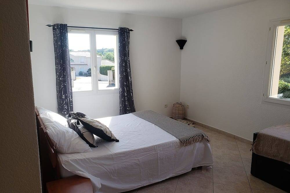 Proximite De Pornic  Villa 230 M2   Terrasse   Piscine 12 M  Chauffee   Jacuzzi in Port-Saint-Père, Région de Nantes