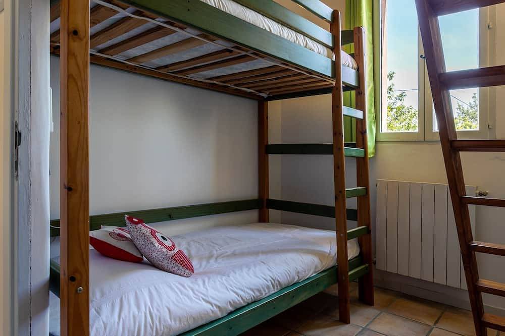 Very Nice Provençal House 6 people countryside garden swimmingpool play area Spa in Grans, Region de Aix-en-Provence