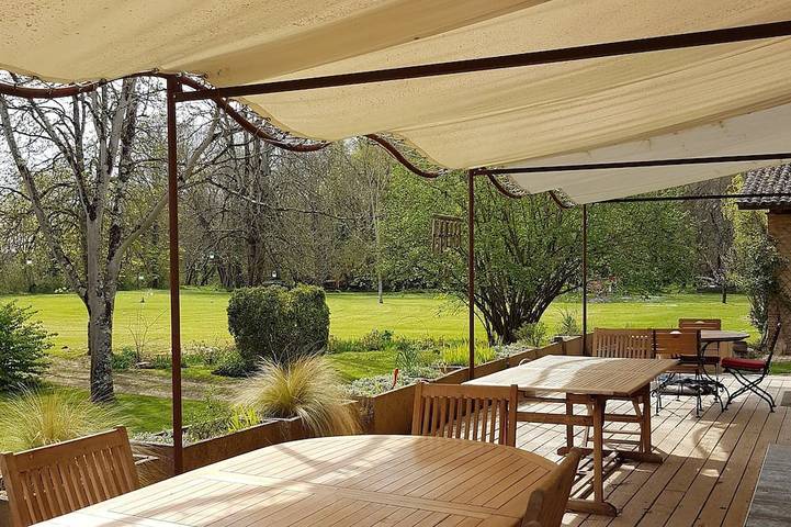 Gîte pour 12 personnes, avec terrasse ainsi que piscine et jardin, animaux acceptés