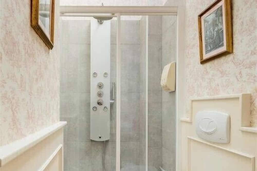 Casa de Carmen. Bañera, chimenea y terraza. Casa del S Xvii. in Corcubión, Costa da Morte