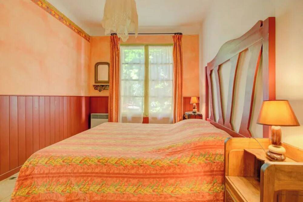 Entire apartment, Charming cottage in Réattu with terrace and park view - sleeps in Fourques, Nimes region