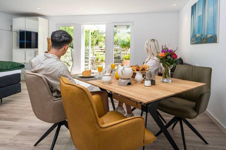 Ferienwohnung für 3 Personen, mit Terrasse und Garten sowie Sauna und Ausblick in Immenstaad am Bodensee