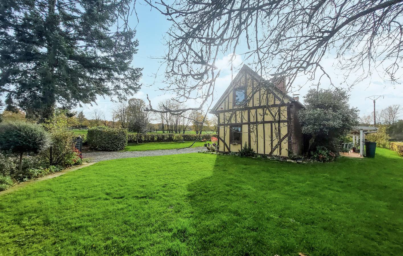 Retraite confortable dans un jardin avec WiFi, parking et cheminée in La Neuville-aux-Joûtes, Parc naturel régional des Ardennes