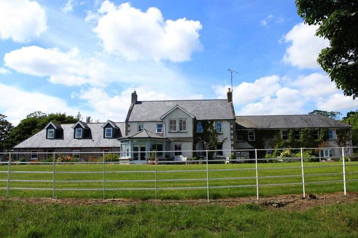 Bed and breakfast for 3 people, with Terrace and Garden in Trim