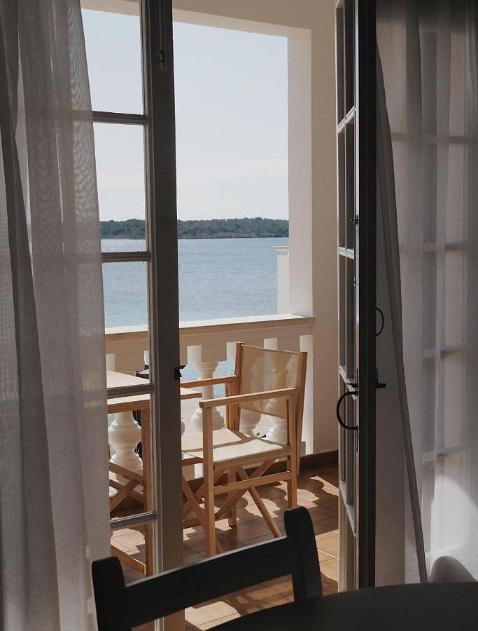 Appart’hôtel pour 4 personnes, avec Balcon et Terrasse ainsi que Jardin et Bassin pour enfant à Fornells
