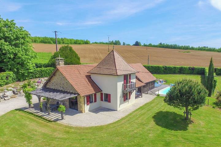 Villa pour 10 personnes, avec balcon ainsi que jardin et piscine en Dordogne