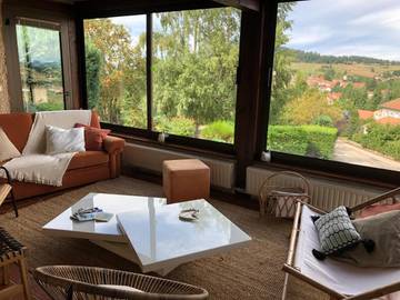 Gîte pour 8 personnes, avec jardin et vue, animaux acceptés à Coucouron