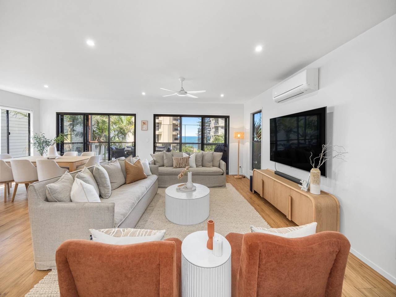 Ganze Wohnung, Helles Familienhaus am Strand mit Meerblick in Coolum Beach, Sunshine Coast